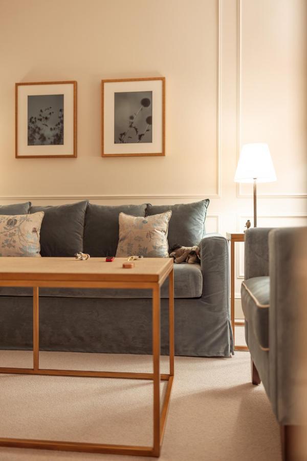 Parkhotel Quellenhof Aachen Luaran gambar A living room with a sofa